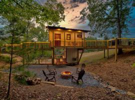 Cozy Treehouse w Hot Tub, Fire Pit, Pet Friendly, Lake Access, hotel en Morganton