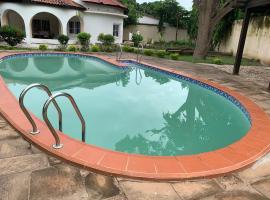 Tilo Lodge, hotel with pools in Banjul