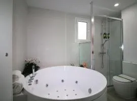 Stylish & New Poblenou Apartment with Jacuzzi, Sleeps 4, Rooms 2