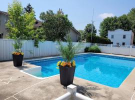 PRIVATE POOL AND BACKYARD * BBQ * 6 BEDS * 5 MIN. FROM MTL, hotel with pools in Longueuil