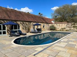 Luxury Cottage with Swimming Pool, hotell med pool i Bredon