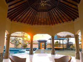Spacious villa with a pool and a gorgeous view by BaliBenefit, vila v destinaci Ungasan