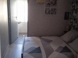 Maison pour 2 à 4 personnes, cheap hotel in Brassac-les-Mines