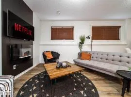 Chic Modern Vibes - KING Bed - Fireplace - Sleeps 4 - Wifi