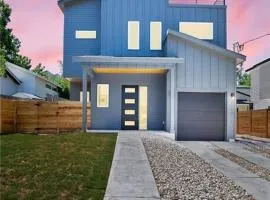 East Austintacious: walkable airy arty 4 bedroom 3 1/2 bath