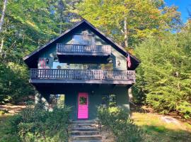 The Pink Door Cabin, hotel en Gilford