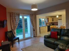 Family Home, 20 mins from Youghal Beach, koča v mestu Killeagh