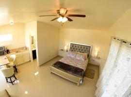 Luxury & Bright, Stylish Room in City Centre, hotel in Ensenada