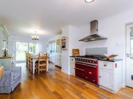 Ascot House - Spacious, Countryside, Games, hotel em Buxton