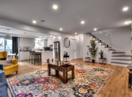 Lux. 4BR House with Pool near DT, hotell i Brossard