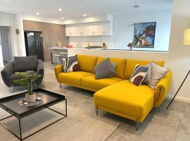 2 Chic Stylish Modern Family On Charles, vacation home in Perth