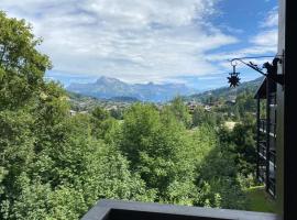Apartment with balcony and panoramic view between sky and mountains, hotel in Megève
