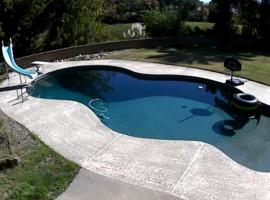 Redding 3 Bedroom with a Pool, Hotel in Redding