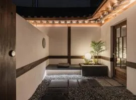 Luxury Hanok Stay Warm Hearth - East