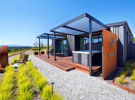 Harakeke Boutique Accommodation, hotel with parking in Mahana