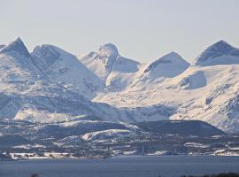 Room in a house, nice view, in a quiet street rom 5, hotel a Bodø