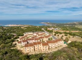 Residence with swimming-pool in Isola Rossa, just about 2 km from the beach La Marinedda, hotel en Isola Rossa