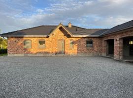 Haacksen - modernes Ferienhaus mit 4 Schlafzimmern, Garten und Grill, hotel i Klappholz