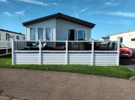 Beautiful 4 Berth Lodge With Free Wifi At Pakefield Holiday Park Ref 68019cr, hotel Lowestoftban