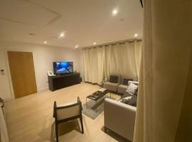 Luxury 2 bed ensuite 2 bathroom apartment East Croydon, hotel with parking in South Norwood