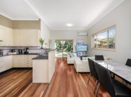 Eastwood Central, Walk to Station & Shops, Drive to Olympic, Hotel mit Parkplatz in Sydney
