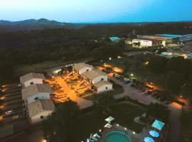 ISA - Residence with swimming pool in Sorano, apartments with air conditioning and private outdoor area, hotel sa Sorano