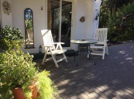 Finca el Rio, The Studio self catering with pool and hydrotherapy jacuzzi set in beautiful gardens, – hotel w mieście Guaro