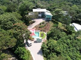 Boutique Tropical Retreat, Sleeps 10, Perfect for Friends and Fams, hotel v destinaci Sámara