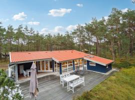 Cozy Home In Nex With Kitchen, hytte i Vester Sømarken