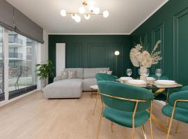 Dark Green Apartment with Furnished Garden and Parking in Warsaw by Renters, lägenhet i Warszawa