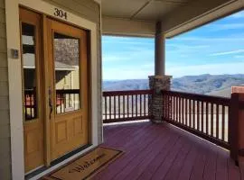 New! Peaceful Mountain Views, Deck, Trails Nearby