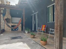 Casa de praia em Unamar com piscina, παραθεριστική κατοικία σε Κάμπο Φρίο