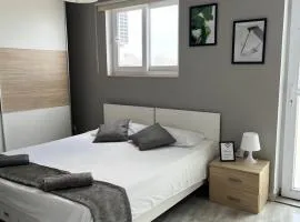 F5 Room 1, Private Double room with private bathroom and balcony in shared Flat