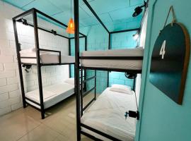 Lolas Hostal, Habitacion Exclusiva para Mujeres, 2 camarotes, precio por cama, bed and breakfast v San José