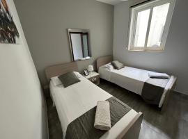 F8 Room 2, Private Room two single beds shared bathroom in shared Flat, strandleiga í Msida