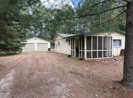 Royce’s Outpost Rustic cabin nearby trails, cabin in Mio