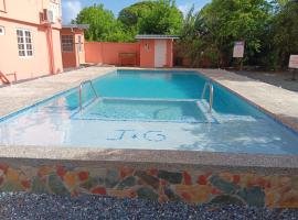 JGs Tropical Apartments, hotell i Crown Point