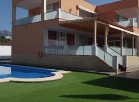 Bright 4 bedroom Villa, Pool and Tennis court, hotel in Playa Paraiso