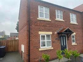 Immaculate house in Doncaster, semesterhus i Cantley
