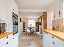 Shalom - holiday home with panoramic views of the sea, holiday home in Kingsdown