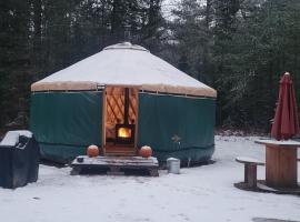 Ava Jade Yurt, luxe tent in Brownfield