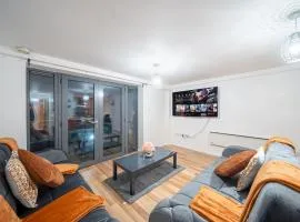Spacious 2 Bedroom 6 Minute Drive from Huddersfield Town Centre - Ideal Stay