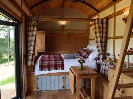 The Flying Scotsman Shepherd's Hut with Hot Tub, hotel i Brecon