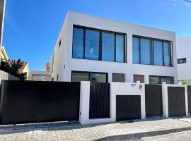 SereneScape Villa - Fernão Ferro: Fernao Ferro'da bir tatil evi