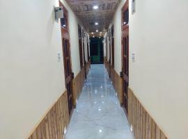 Crimson inn b&b, hotel con parking en Rāmpur