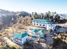 Shree Parijat Resort At Mukteshwar Hill Station with Himalayan View，馬德史瓦的飯店