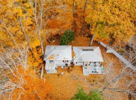 Hideaway 3bedroom cottage with shared beach access, vil·la a Traverse City