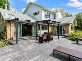 Nature Serenity Getaway with pool - deck - gardens, cottage in Auckland