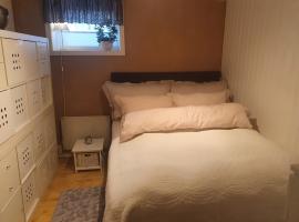 Koselig rom med stue i Bodø sentrum โรงแรมในบูเดอ
