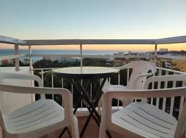 Hercules Paradise 531 Apartamento con vistas al mar Mediterráneo en Benalmádena a pasos del centro y su vibrante Zona Comercial disfruta de una experiencia única en la Costa del Sol Málaga Andalucía well-connected to the airport